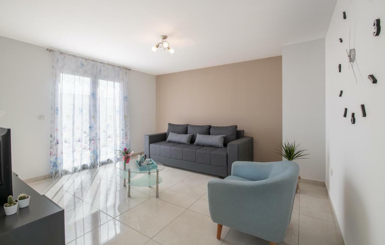 Family Apartment Ingrid Pula Bagian luar foto