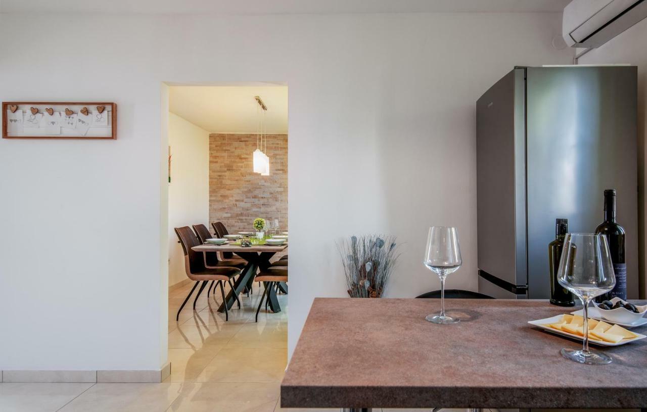 Family Apartment Ingrid Pula Bagian luar foto
